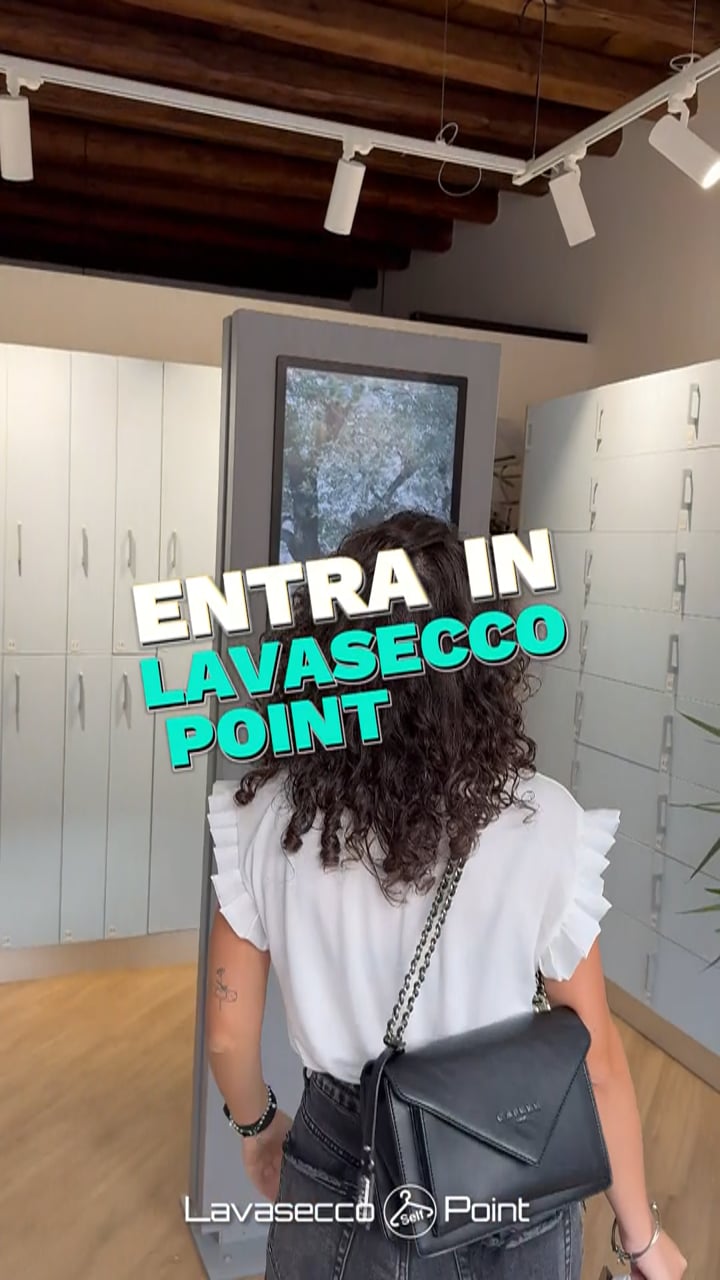 Una cliente entra in un Lavasecco Point: armadietti e totem